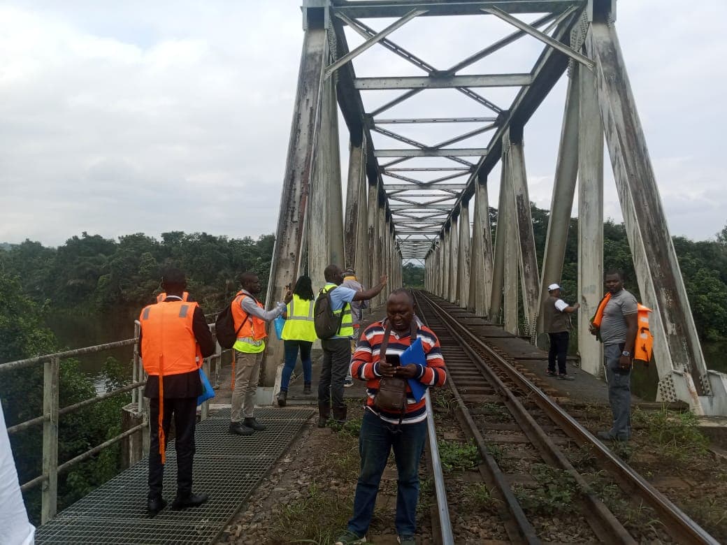 Équipe Sodis Afrique en mission d'inspection d'ouvrage