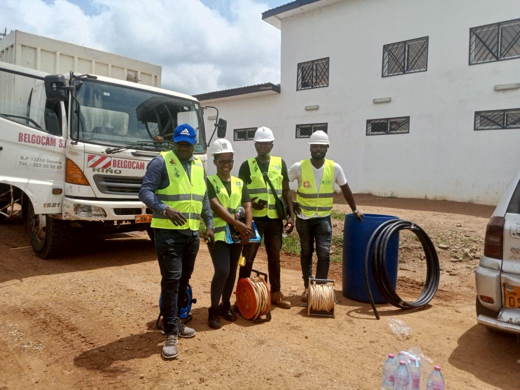 Équipe Sodis Afrique et matériel prêts pour un chantier